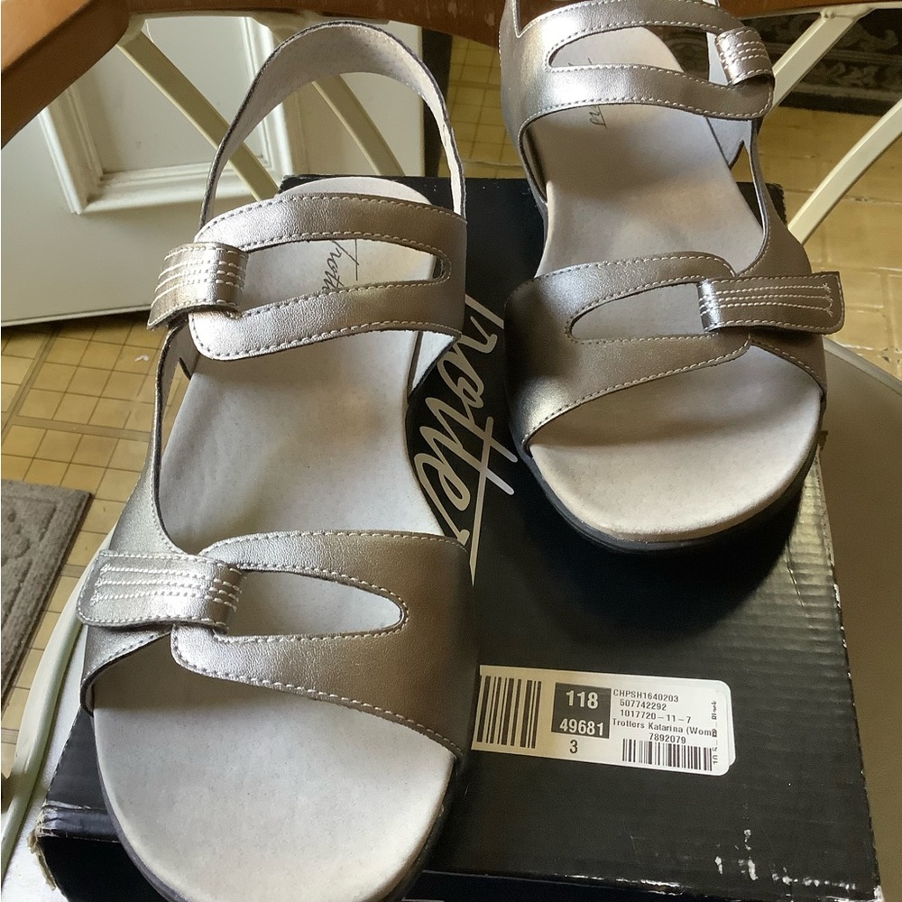 Trotters New Pewter size 10.5 Wide Adjustable Sandals So Pretty !